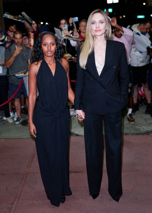 Angelina Jolie e Zahara Pitt-Jolie, il total black coordinato mamma-figlia a New York