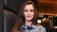 Anne Hathaway, il look in total denim è la nuova fashion uniform dell’autunno