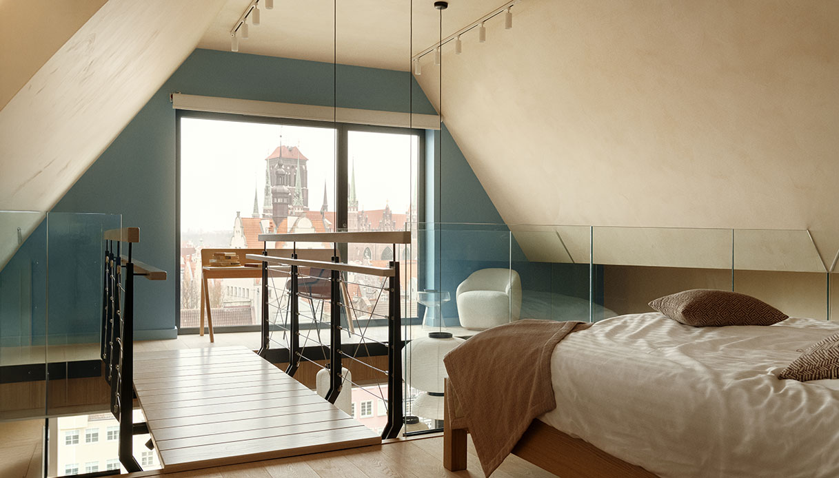 Camera da letto sotto falda con vetrata affacciata sui campanili e parapetto in vetro sul vuoto