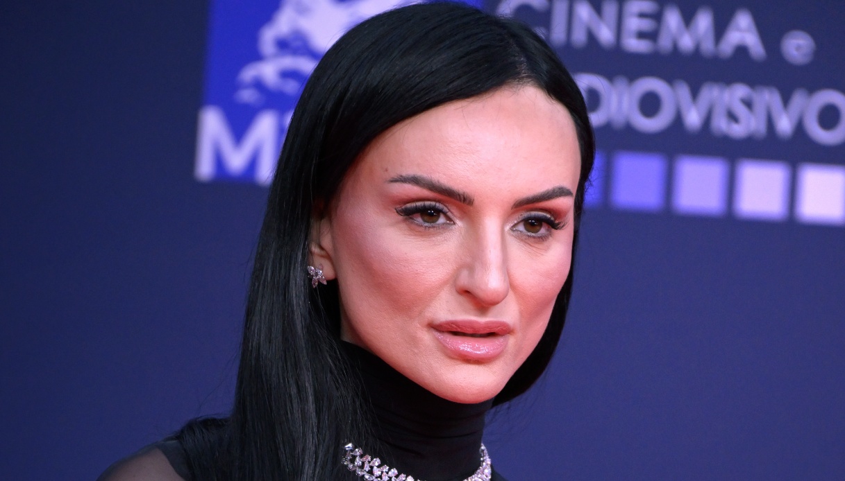 arisa sul total black seducente fra trasparenze e stivale di pelle da Dilei.it arisa sul total black seducente fra trasparenze e stivale di pelle
