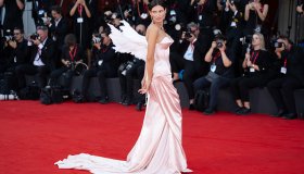Venezia 2026, le pagelle dei look della prima serata: Bianca Balti è un angelo rosa (10), Scarano diva in velluto (8,5)