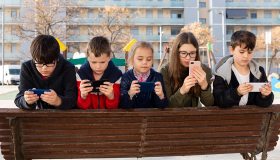 Presentato il Kids Act per limitare i social ai minori. Ma non è imminente: il punto