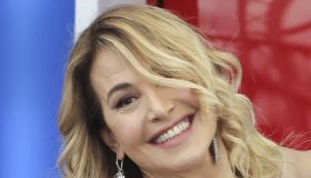 Barbara D’Urso in forma smagliante: il trench metallizzato è futuristico
