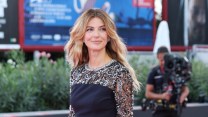 Venezia 2026, le pagelle dei look della decima serata: Ronchi in blu notte prezioso (7), Favino formale ma moderno (7.5)