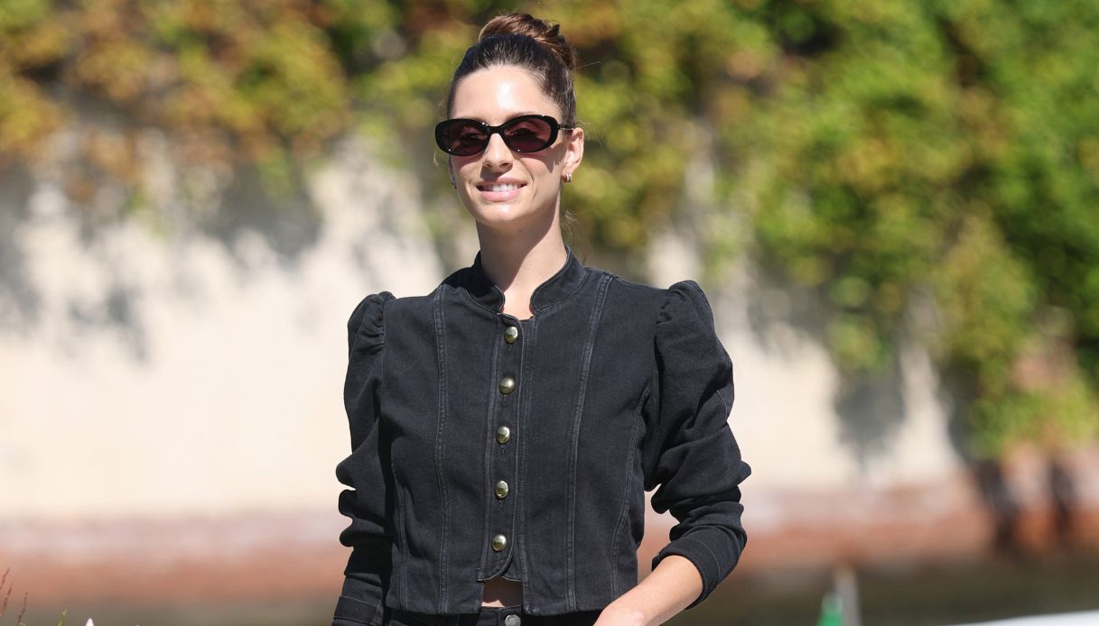 Vista a Venezia e adorata. La giacca di jeans nera e cropped è la divisa dell’autunno. Tua da 30 euro
