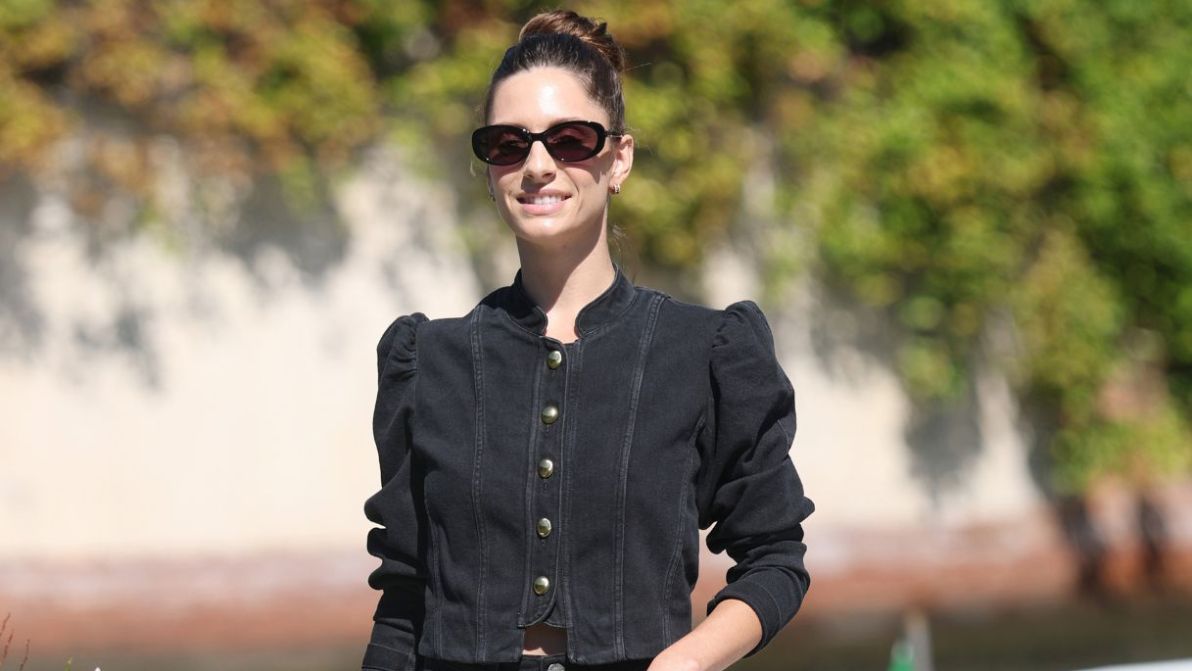 Vista a Venezia e adorata. La giacca di jeans nera e cropped è la divisa dell’autunno. Tua da 30 euro