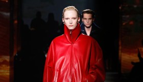 Ode al bomber di pelle (o blouson), che è nuovamente la giacca cult della mezza stagione