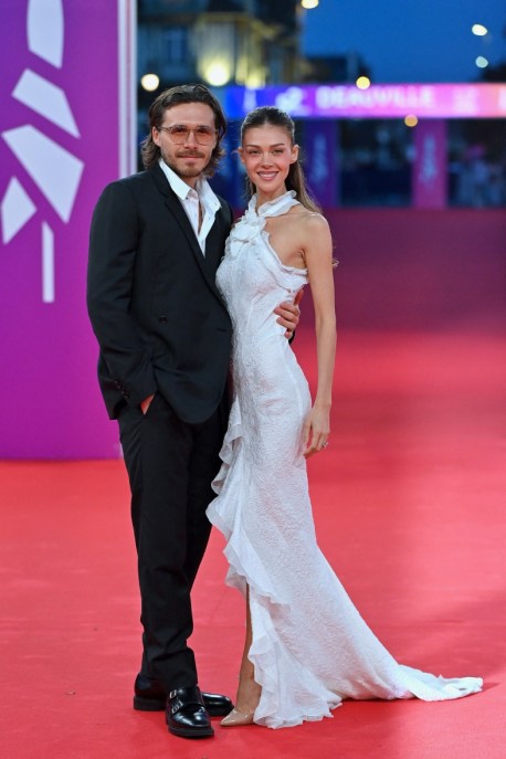 Brooklyn Beckham e Nicola Peltz, complici anche nello stile: sul black & white che ha incantato Deauville