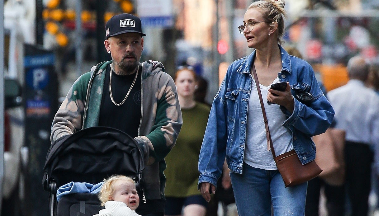 New York, Cameron Diaz e il marito Benji Madden spingono il passeggino del figlio Cardinal nel 2025