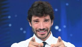 Stefano De Martino, ritorno in tv con un omaggio celebre poi lo stupore: “Ma perché ridono tutti?”
