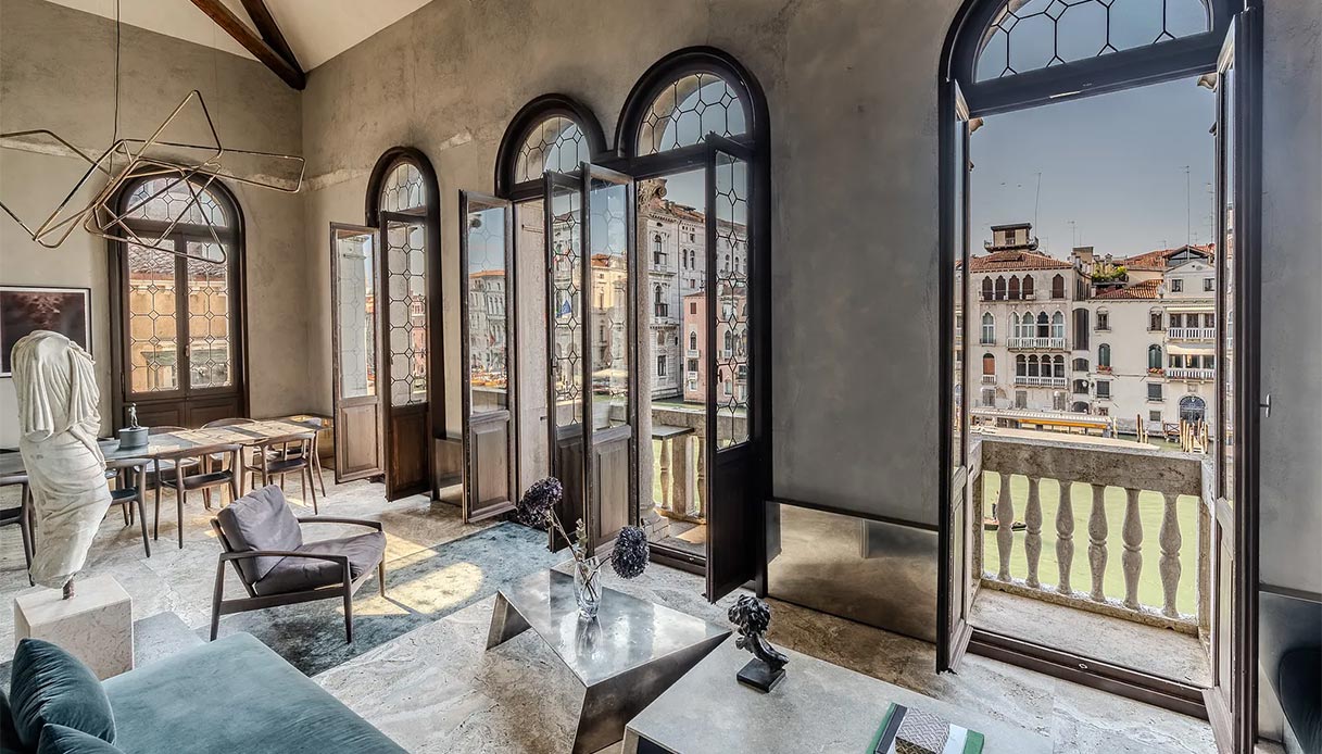 Ca' Salviati a Venezia, in vendita per 5 milioni: design d'autore, giochi di luce e vista unica