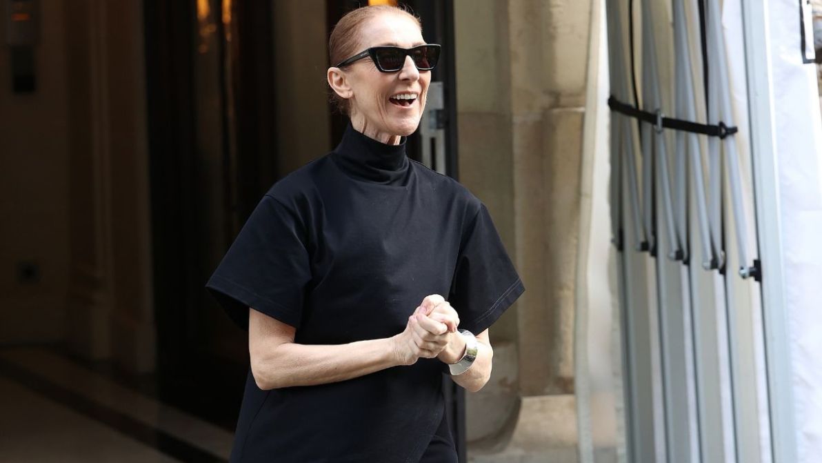 Céline Dion riporta in auge il vestito sopra i pantaloni: il look di settembre (che sta bene a tutte) è servito