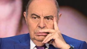 Come sta Bruno Vespa dopo la caduta. Ancora fasciato, si presenta così in tv
