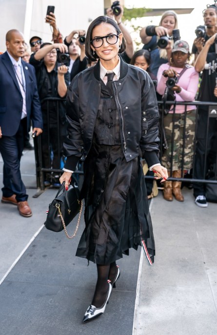 Demi Moore, caschetto corto e total black dall'anima preppy: cos&igrave; ha conquistato la New York Fashion Week 2026