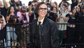 Demi Moore, caschetto corto e total black dall’anima preppy: così ha conquistato la NYFW