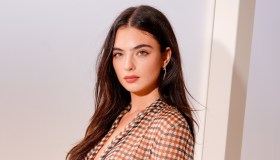 Deva Cassel, micro-check e trasparenze alla Paris Fashion Week 2026: il look seduce