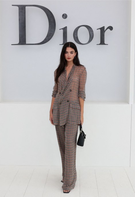 Deva Cassel, micro-chek e trasparenze alla Paris Fashion Week 2026: il look seduce