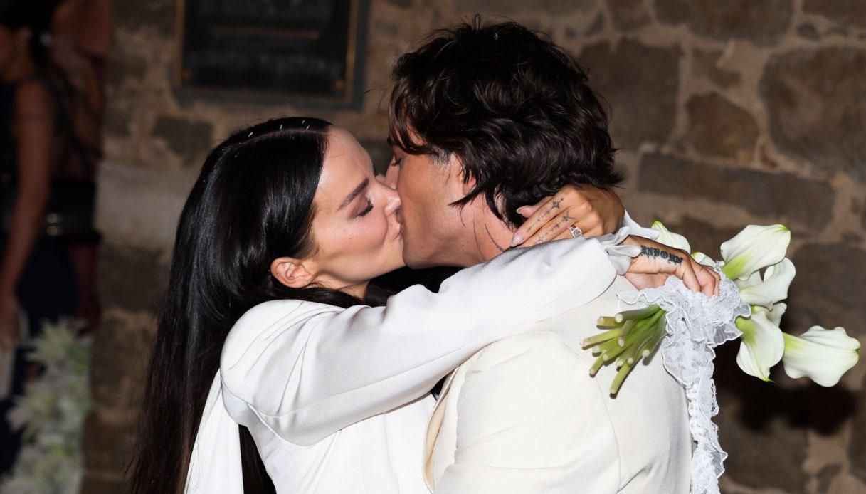 Damiano David e Dove Cameron si sono sposati, le foto del matrimonio da sogno a Montalcino