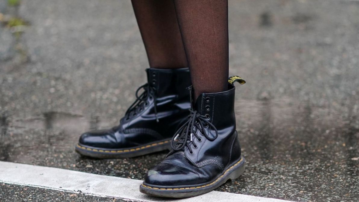 I Dr. Martens sono tornati per l’autunno e puoi sceglierli con platform o senza (sono entrambi scontati)
