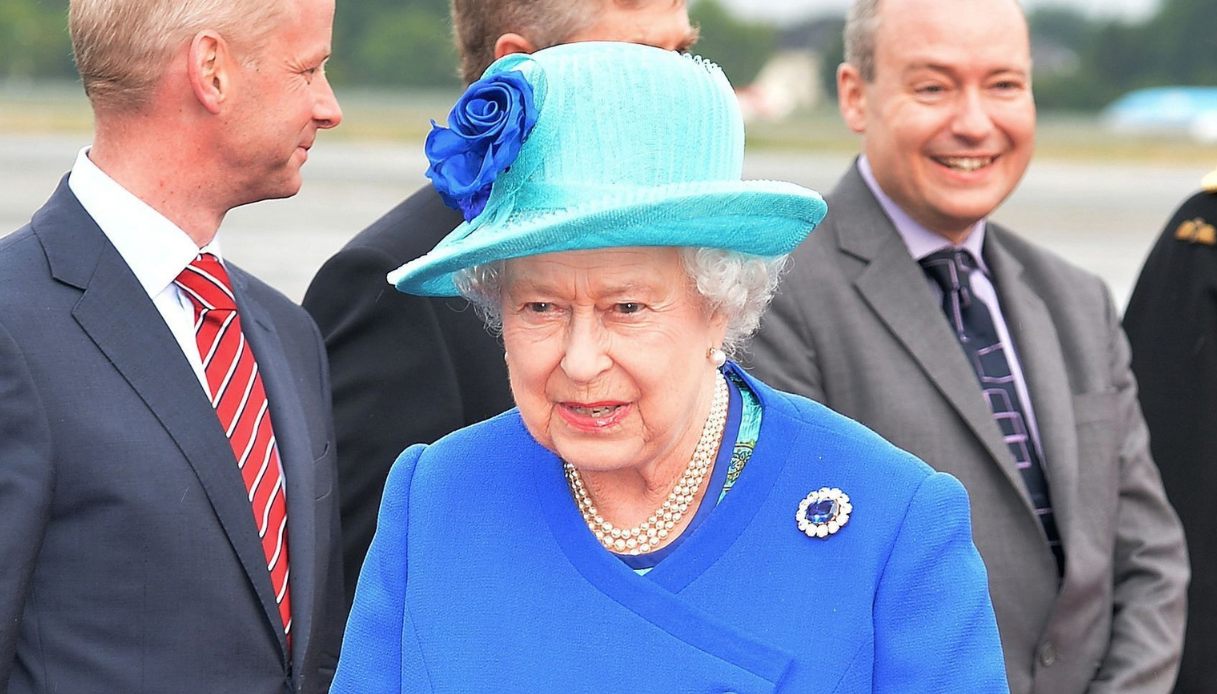 Elisabetta II indossa la spilla Prince Albert's Sapphire
