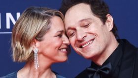 Claudio Santamaria, gli auguri a Francesca Barra in una veste mai vista. Il dolce video da piccola