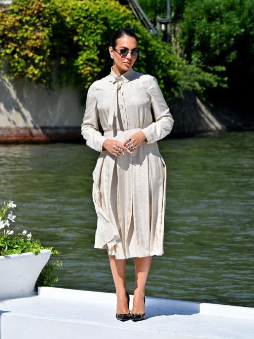 Georgina Rodriguez, doppio look per l'arrivo a Venezia 2026: la lingerie a vista lascia spazio all'abito castigato