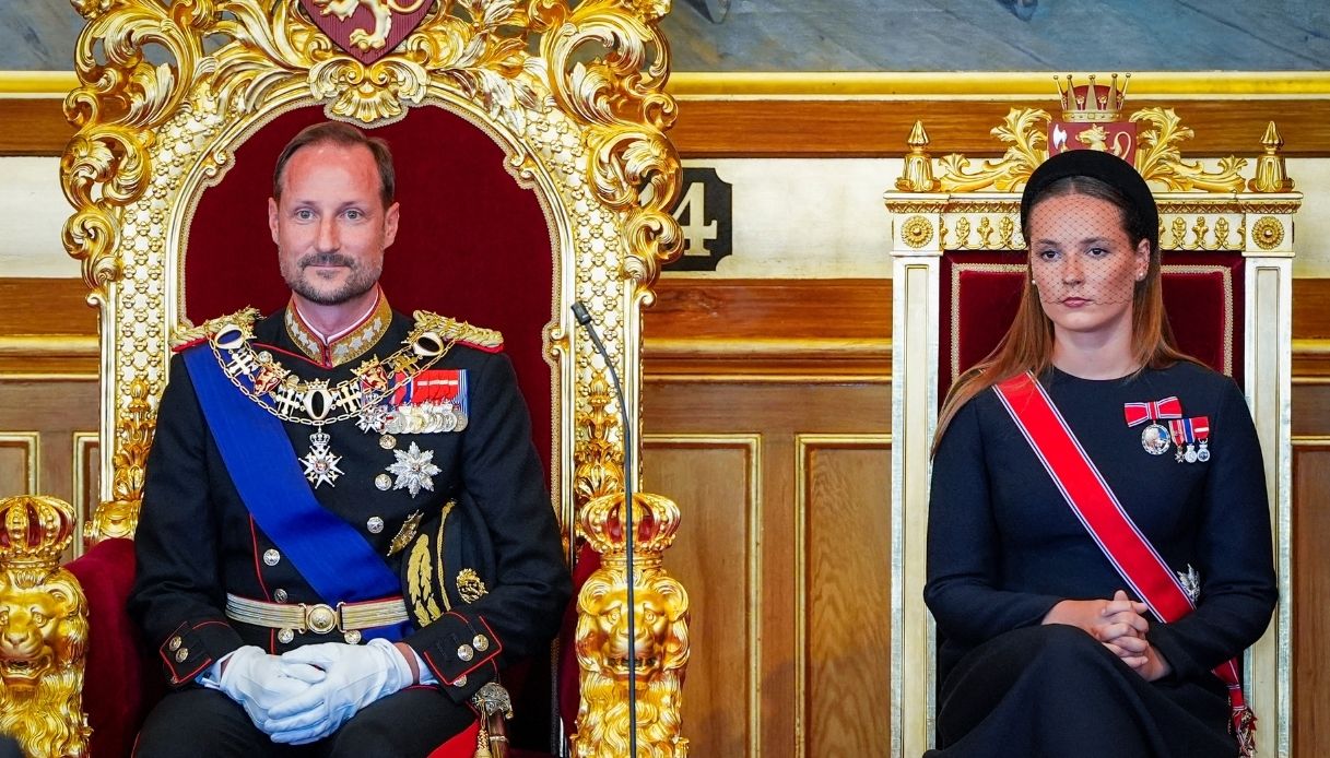 Il giuramento di Haakon con accanto sua figlia