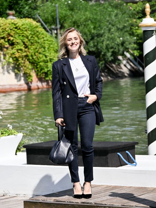 Greta Scarano a figura intera all'imbarcadero dell'hotel Excelsior