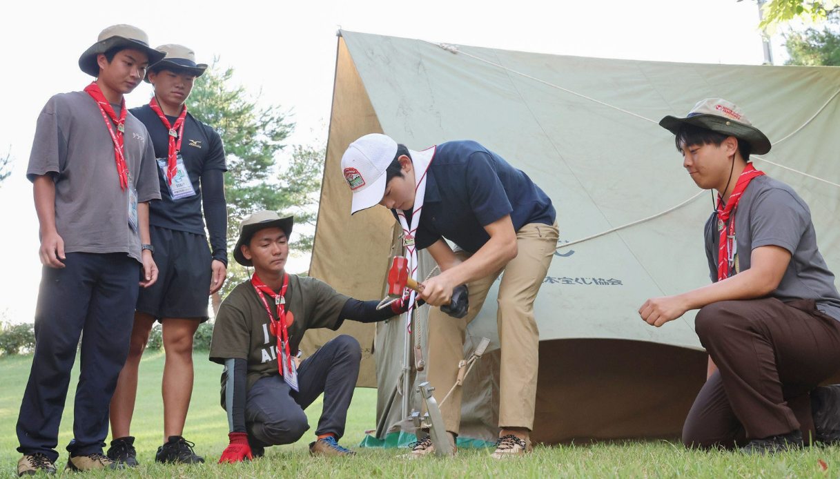 Il Principe giapponese Hisahito monta una tenda durante il 19&deg; Jamboree Scout del Giappone 