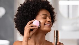 Il massaggiatore viso antirughe con microcorrente più venduto oggi è in sconto. E ti regala anche il siero per pelle perfetta