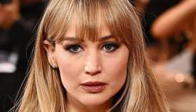 Jennifer Lawrence sbarca su Instagram senza trucco: è raggiante. La beauty routine da copiare