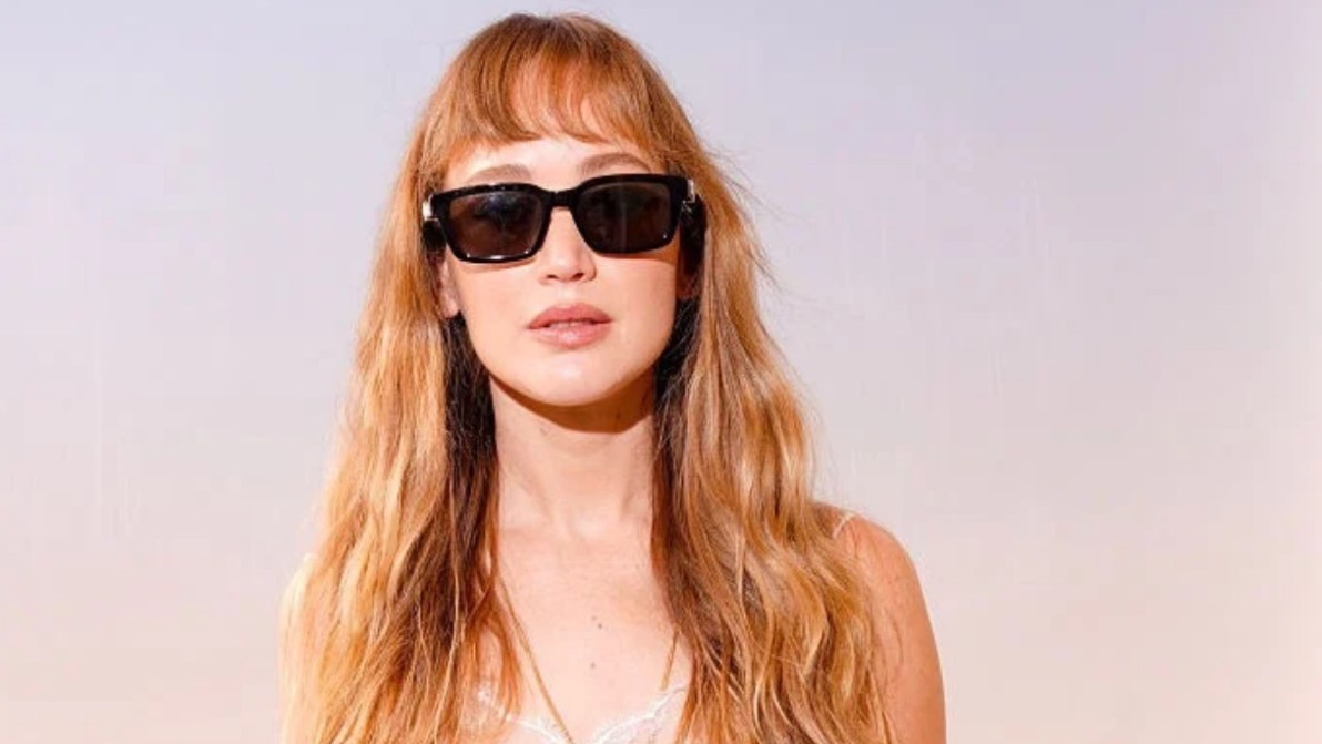 Jennifer Lawrence eterea nello slip dress azzurro cielo a Parigi. 3 modi per indossare l’abito sottoveste questo autunno