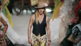 A rischio il Met Gala 2027, John Galliano cancella la mostra dopo le polemiche