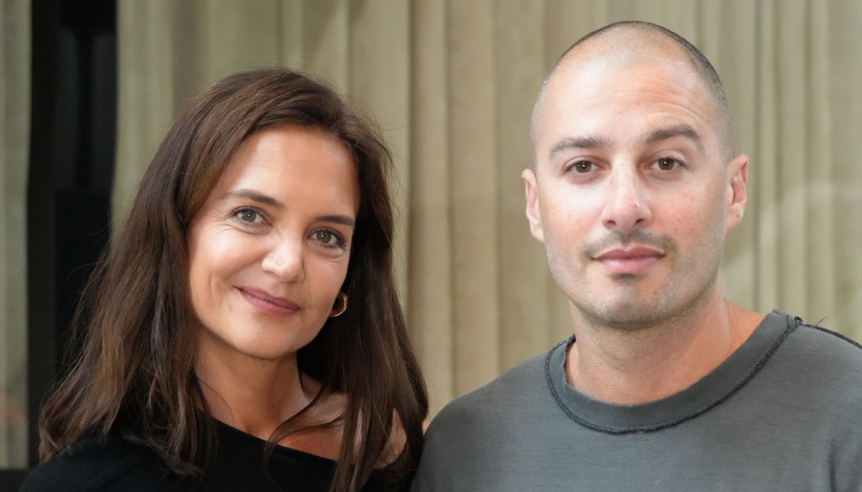katie holmes radiosa in total black con il nuovo fidanzato alla new york fashion week 2026 da Dilei.it katie holmes radiosa in total black con il nuovo fidanzato alla new york fashion week 2026