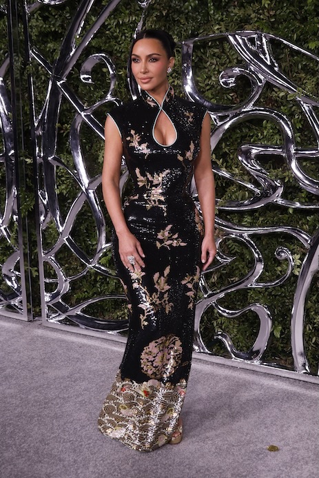 Kim Kardashian al gala del Lucas Museum in vintage Yves Saint Laurent di Tom Ford