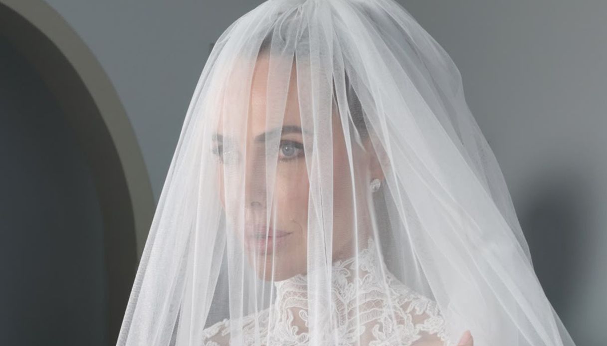 Ilary Blasi, il suo magnifico abito da sposa in dettaglio: le foto
