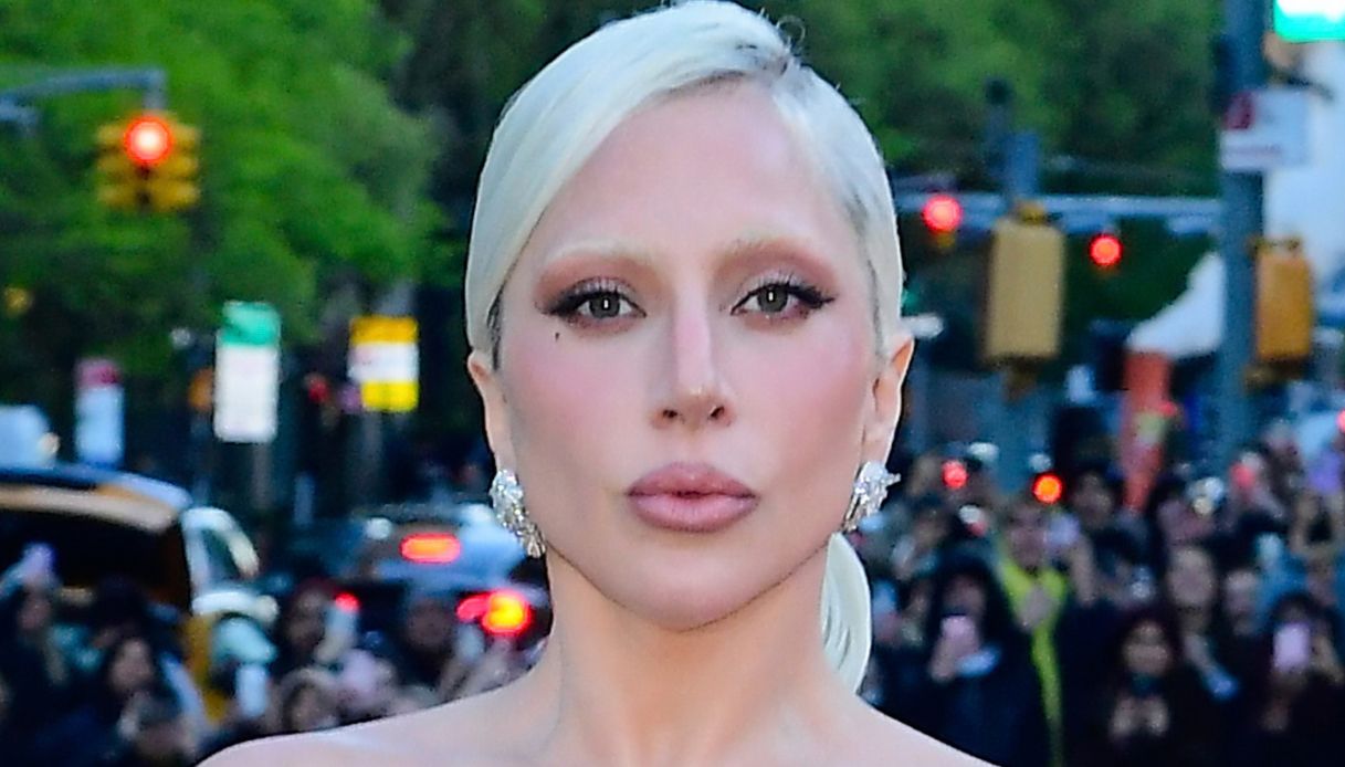 lady gaga mostra il suo make up risparmia tempo si realizza in un minuto con 3 prodotti da Dilei.it lady gaga mostra il suo make up risparmia tempo si realizza in un minuto con 3 prodotti