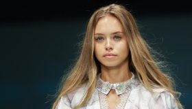 Laila Hasanovic alla Milano Fashion Week 2026, prima sfila in passerella poi seduce con l’abito in pizzo