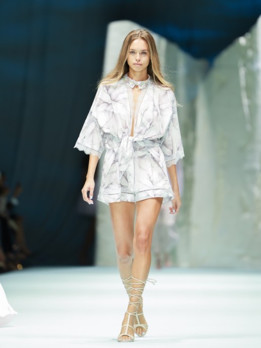 Laila Hasanovic alla Milano Fashion Week 2026, prima sfila in passerella poi seduce con l'abito in pizzo