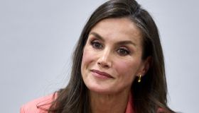 Letizia di Spagna, il suo tailleur rosa è un inno alla femminilità