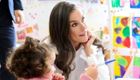 Letizia di Spagna torna a scuola e il look è perfetto