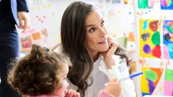 Letizia di Spagna torna a scuola e il look è perfetto