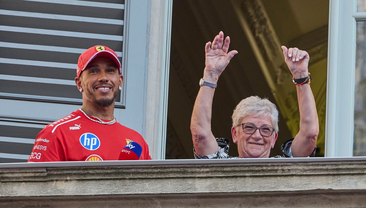 la mamma di lewis hamilton manda in visibilio milano ovazione per i piloti ferrari in piazza duomo da Dilei.it la mamma di lewis hamilton manda in visibilio milano ovazione per i piloti ferrari in piazza duomo