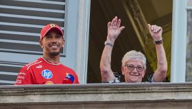 La mamma di Lewis Hamilton manda in visibilio Milano, ovazione per i piloti Ferrari in Piazza Duomo