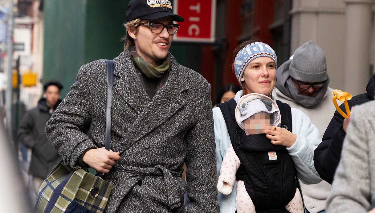 New York, Millie Bobby Brown e il marito Jake Bongiovi si godono una giornata di shopping natalizio con la figlia, dicembre 2025