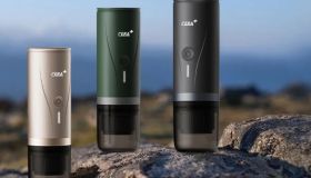 Questa macchina per il caffè portatile è “il sostituto perfetto del bar” da usare fuori casa. Oggi in sconto