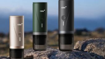 Questa macchina per il caffè portatile è “il sostituto perfetto del bar” da usare fuori casa. Oggi in sconto