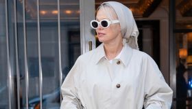 Pamela Anderson in aeroporto. Il look per viaggiare effortless e chic da copiare questo autunno