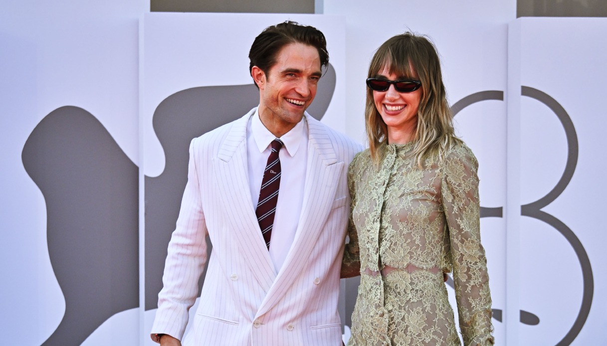 Venezia 2026, le pagelle dei look della quarta serata: Robert Pattinson e Suki Waterhouse fanno sognare (9.5)