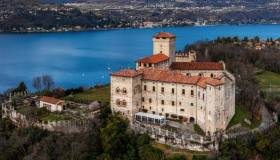 Rocca di Angera, un gioiello a picco sul Lago Maggiore: cosa vedere e perché è famosa